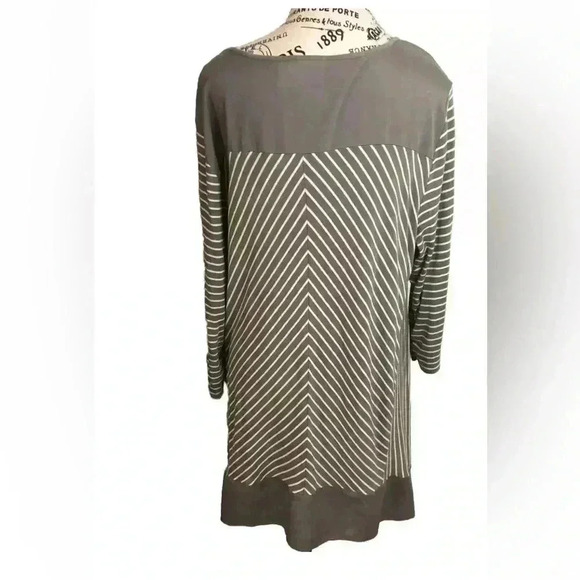 Chicos Women’s 3 (XL) long green and white stripe blouse long asymmetrical hem - Picture 3 of 5